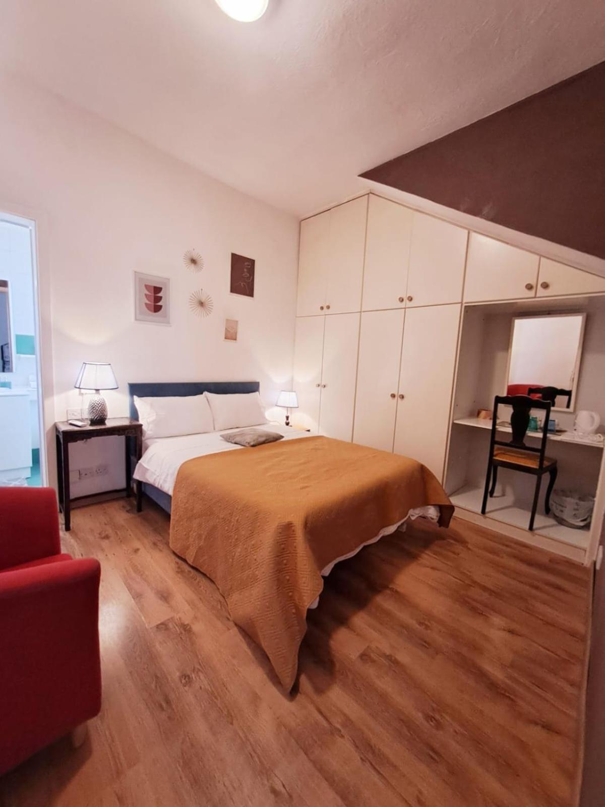 Bed and Breakfast Rotas B Сент Джулианс Экстерьер фото