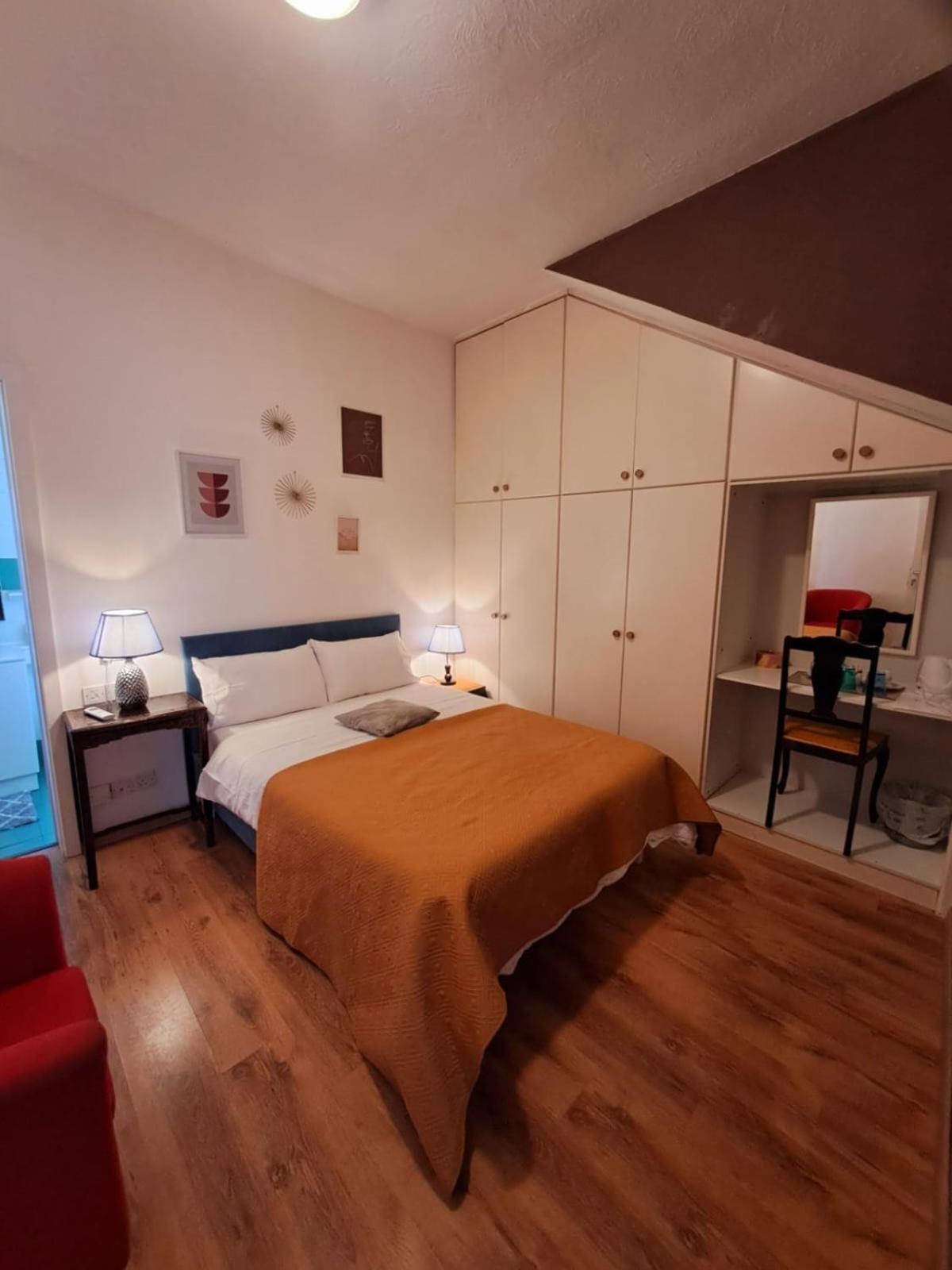 Bed and Breakfast Rotas B Сент Джулианс Экстерьер фото